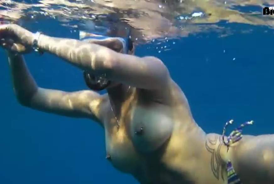 Topless unter Wasser von sexy-engel pic2