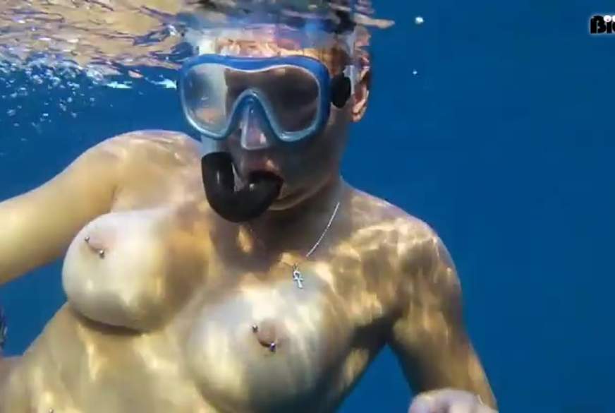 Topless unter Wasser von sexy-engel pic3