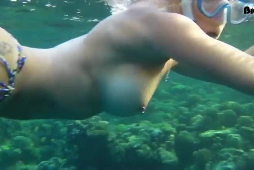 Topless unter Wasser von sexy-engel pic4