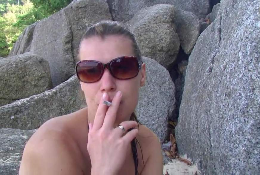 Smoking Bikini-b***h von sexy-engel pic2