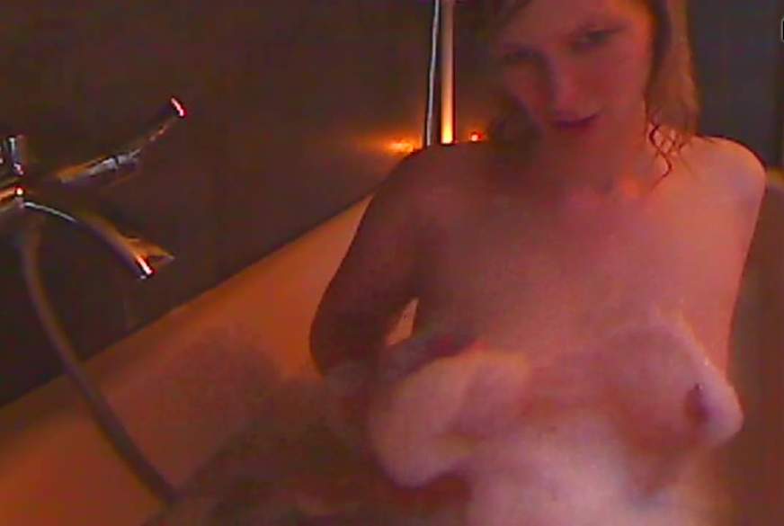 Mit Riesendildo in der Wanne von KissMaria pic3