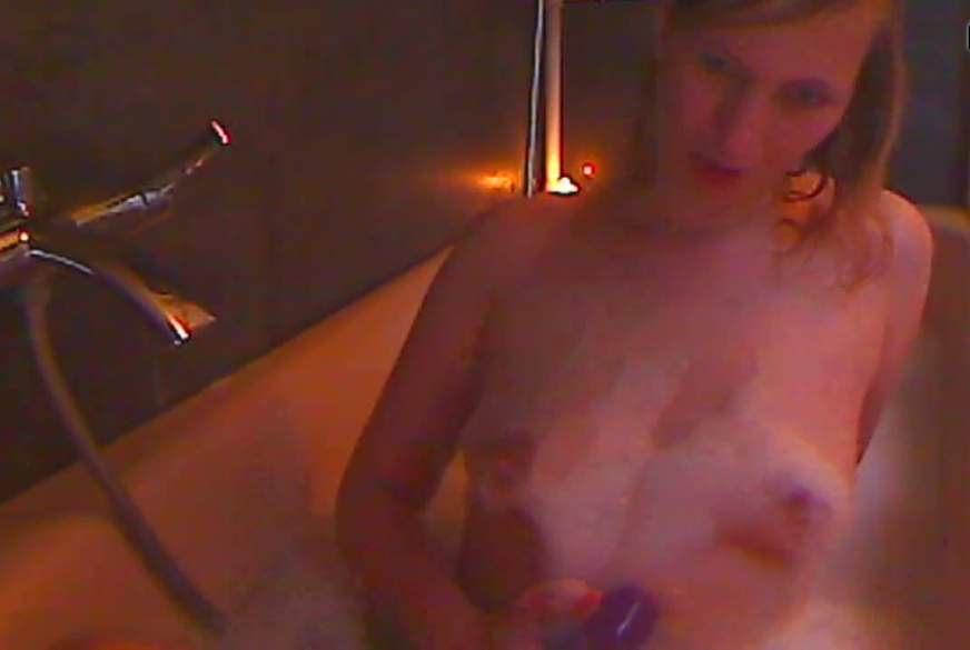 Mit Riesendildo in der Wanne von KissMaria pic4