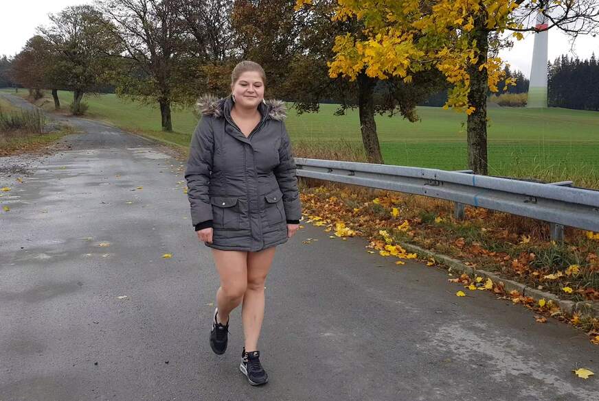 Lilly-Shy: Wette verloren Autobahn P**s