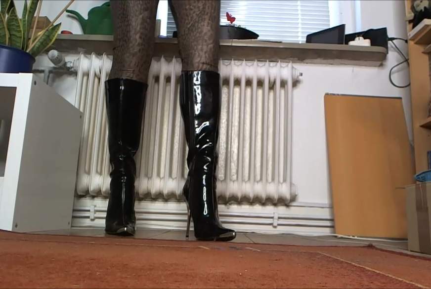 Die Stiefelparade! Teil 4 von CashLadyVivian pic3