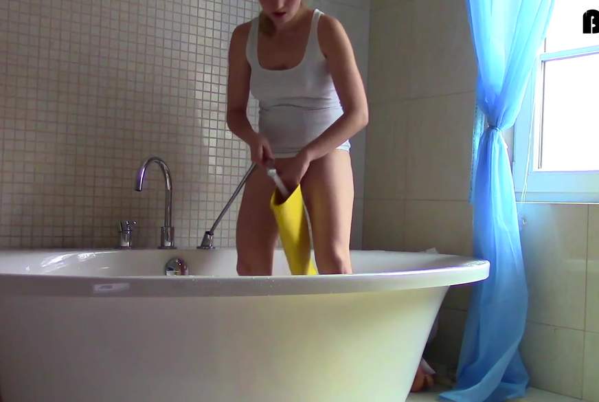 S-TE-FAN-I: Gummistiefel mit Wasser voll auf den Koerper