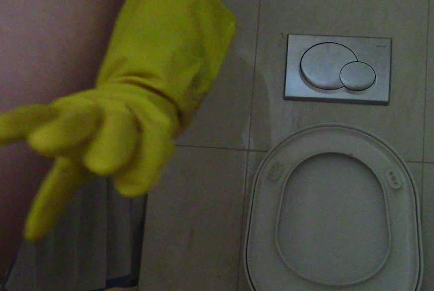 S-TE-FAN-I: Mit Gummihandschuhen Bad fuer dich geputzt