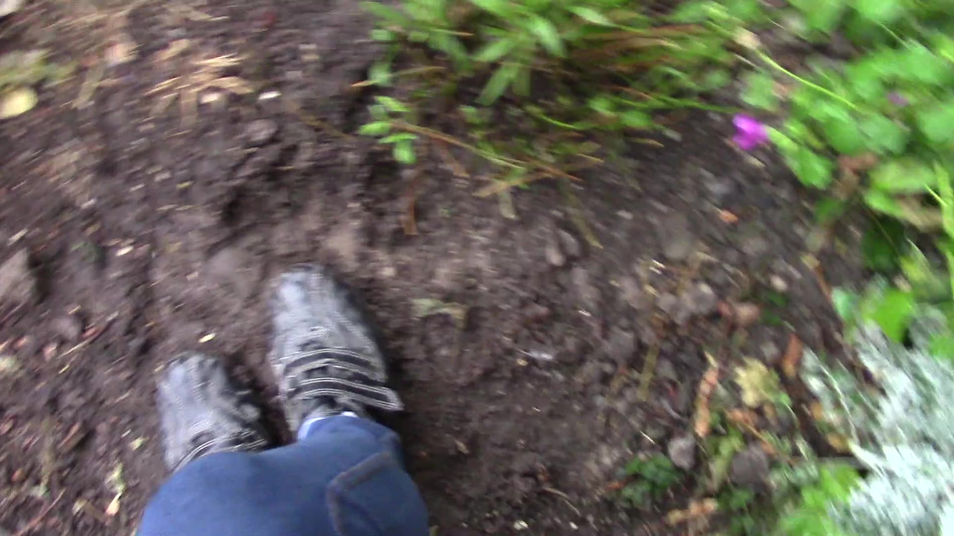 Schuhe durch den Matsch so mach ich sie schmutzig du du musst sie ablecken!!!