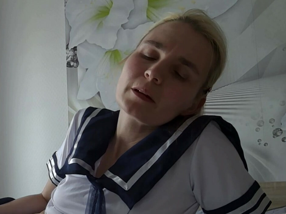 Da wollte ich nach dem Schlafen total entspannt Aufstehen im Schlafzimmer und mich überkommt auf einmal die Lust auf einen Orgasmus. Gleichzeitig wollte mich meine Freundin auch später noch Abholen zum Shoppen. Ich weiß erst gar nicht was ich mir als erstes gönne. Shoppen oder Orgasmus? Ach egal ich rufe erstmal mein Webcam-Date an, er soll mich einfach zum Orgasmus steuern und danach gehe ich Shoppen? Schließlich bin ich eh ein nimmersatte Pussy:)Viel Spaß mit meinen neuen Video...Bis Dahin eure (S-te-fan-i)