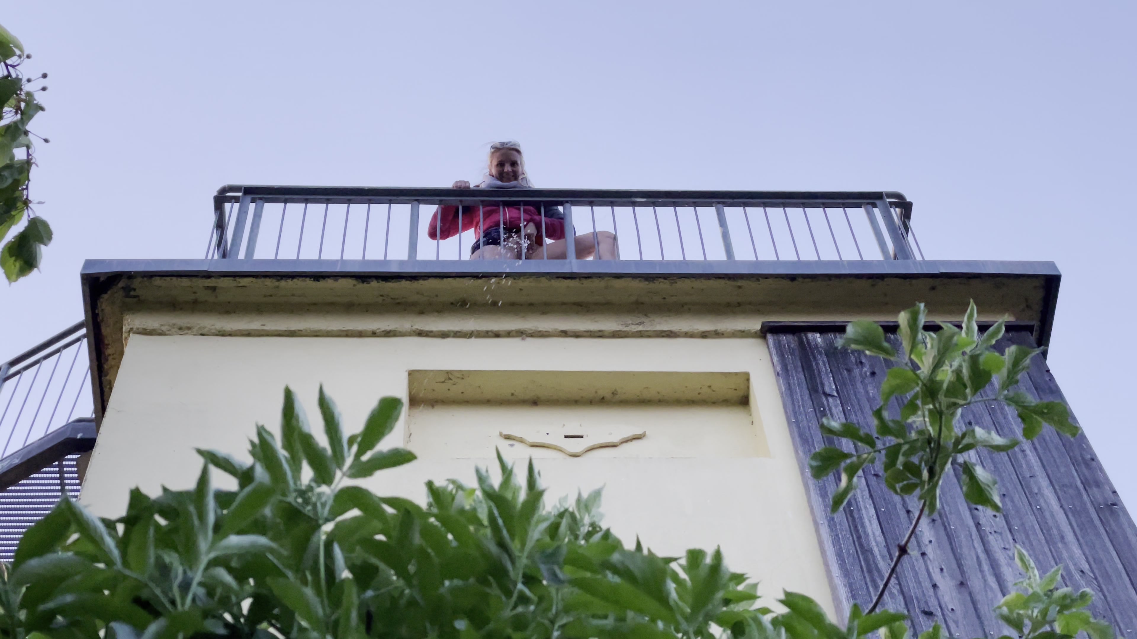 1. mal vom Turm gepisst und fast erwischt wurden oh man das war echt geil hätte nie gedacht das sowas soviel Spass macht und dann auch noch fast erwischt wurden schau es dir selber an wie geil mein Sekt vom Turm spritzt ist echt hammergeil