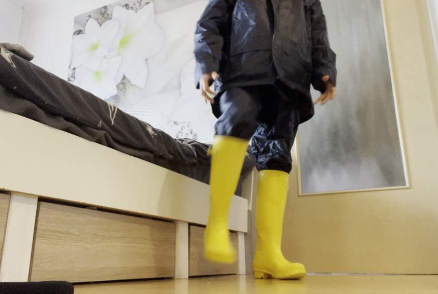S-TE-FAN-I: Meinen neuen Regenanzug und die passenden gelben Gummistiefel dazu