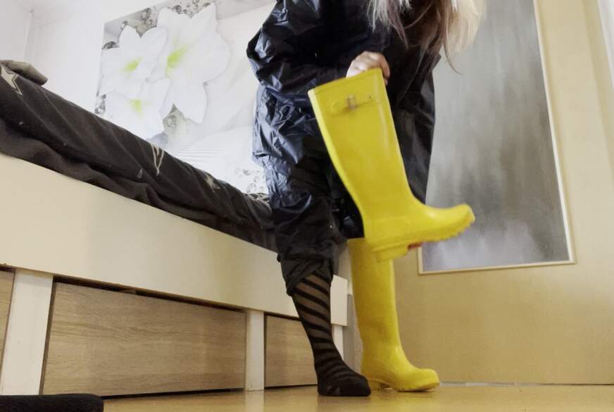S-TE-FAN-I: Meinen neuen Regenanzug und die passenden gelben Gummistiefel dazu