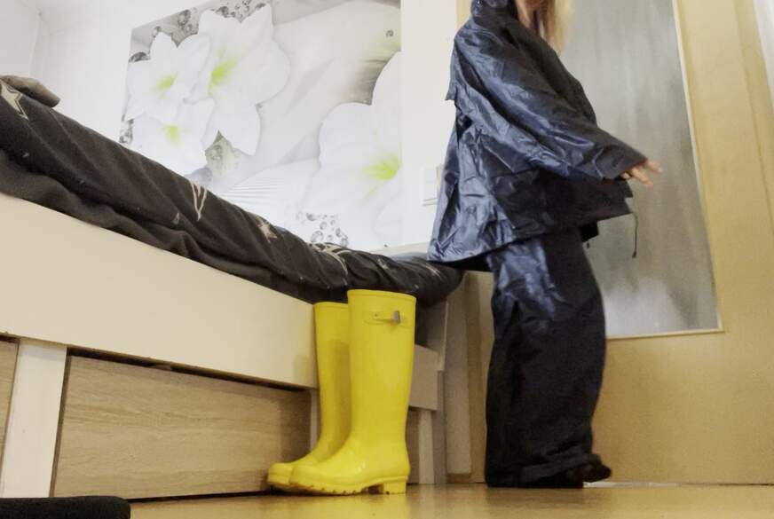 S-TE-FAN-I: Meinen neuen Regenanzug und die passenden gelben Gummistiefel dazu