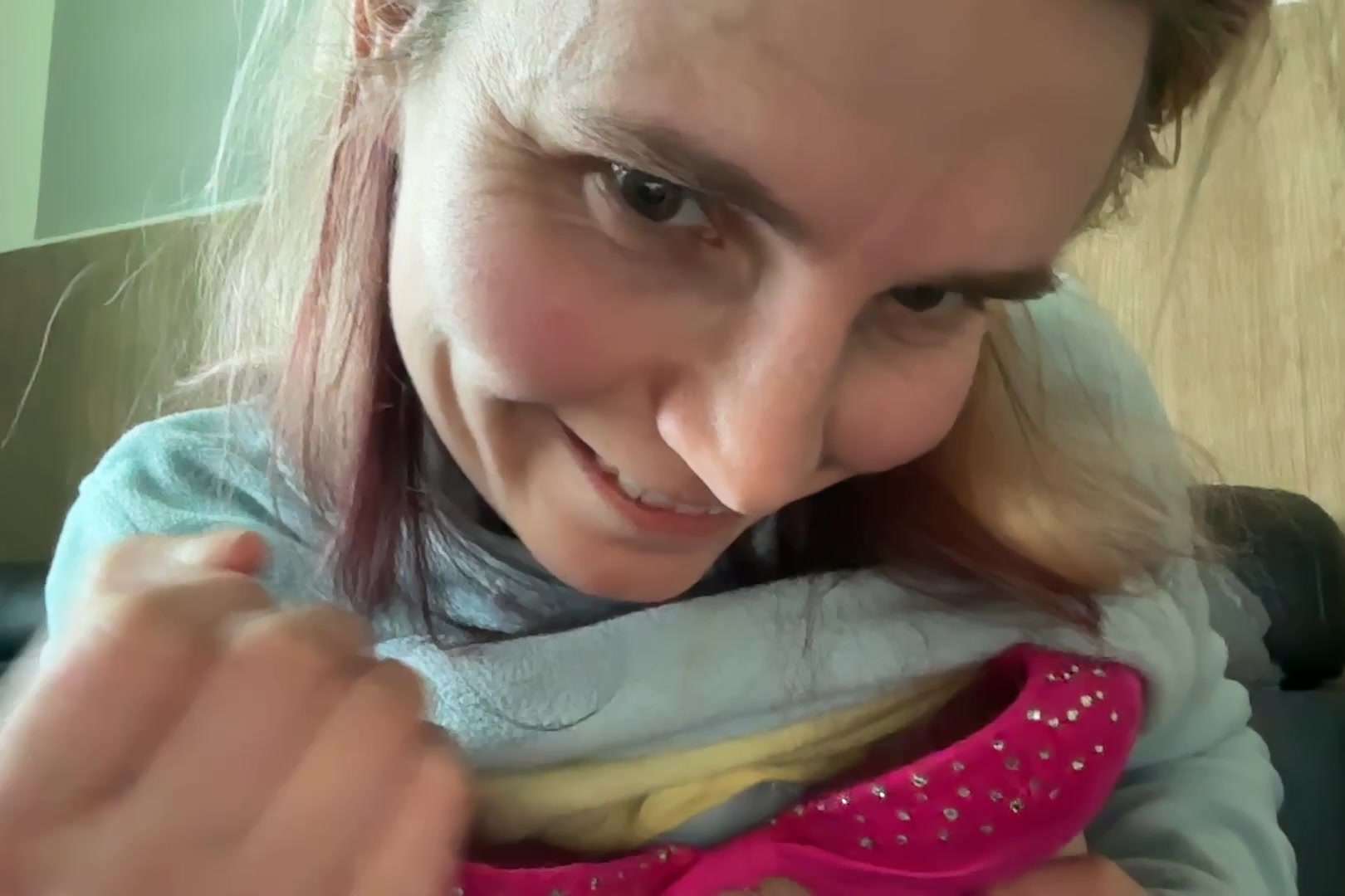 Endlich mal wieder eine richtig schöne geile Wichsanleitung von mir Du möchtest abspritzen du darfst erst spritzen, wenn es dir erlaube. Hör mir genau zu was ich dir sage, was du machen sollst und tue das bitte. Und ich möchte genau, dass du dann spritzt, wenn ich es dir sage und wohin du Spatzen sollst, dass du das machst kannst du mir dann eine kurze Info geben, ob du es geschafft hast oder nicht