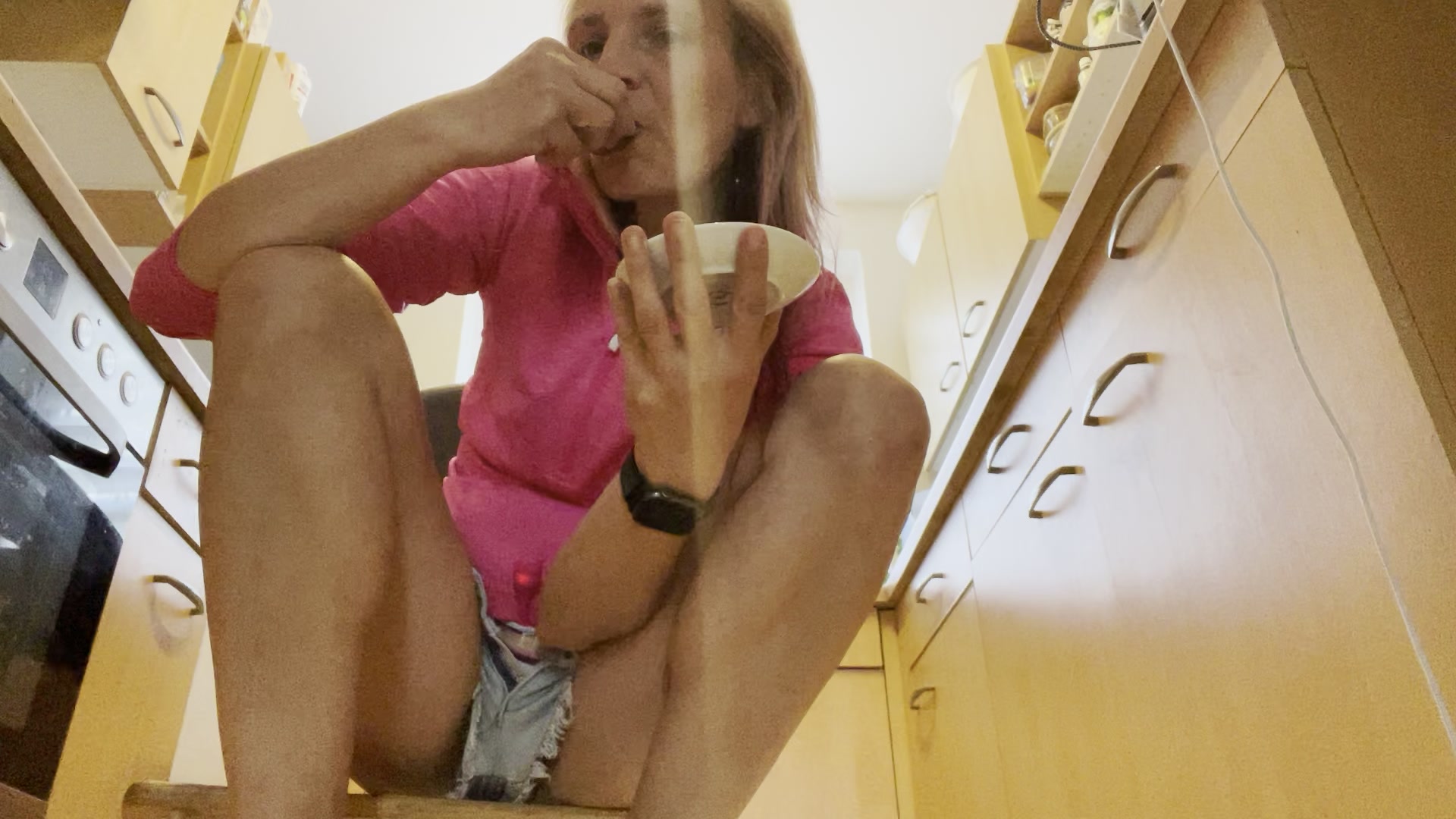 Erdbeeren versüßt Füsse - Crushing Du liebst Sie meine geile Füsse in der Erdbeerzeit da, hast du dir die Erdbeeren eigentlich verdient? Ich kam auf die Idee ein Crushing zu machen?! Natürlich mit Naschkatzen heissen Dirtytalk dazu?! Jetzt Lecker geniessen das Feet-Video sende mir dein Cum-Erfolg per Foto zu?! Aber Bitte mit Sahne deine suesse6maus...