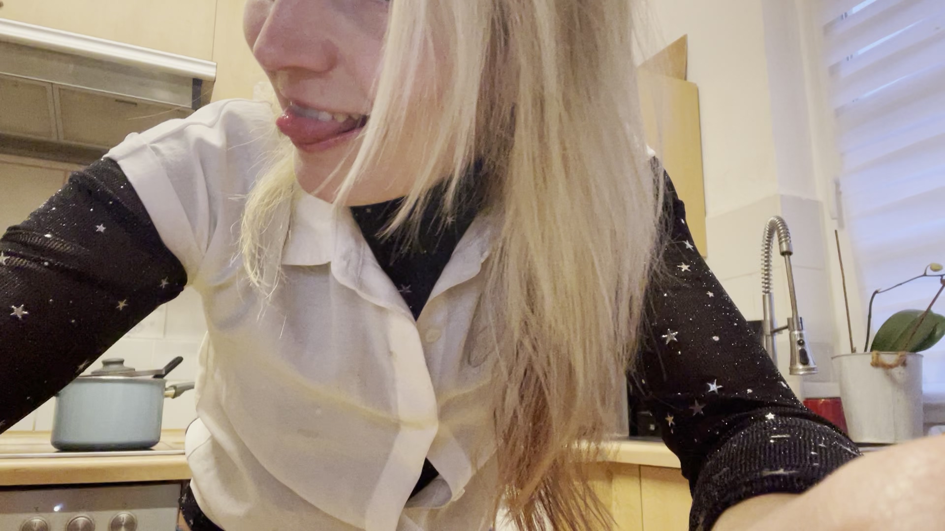 In der sonnendurchfluteten Küche, wo der Duft von frischem Kaffee und warmem Brot die Luft erfüllt, liegt sie da – deine stark behaarte Pussy, ein wildes, einladendes Geheimnis. Die dichten, dunklen Locken rahmen sie ein wie ein üppiger Garten im Sommer, weich und verlockend, mit einem Hauch von Wildheit, der die Fantasie anregt. Die Haut darunter schimmert rosig und feucht, als ob sie auf Berührung wartet, während die Sonnenstrahlen durch das Fenster tanzen und die feinen Härchen golden aufleuchten lassen. Sie pulsiert leicht, ein lebendiges Kunstwerk der Sinnlichkeit, umgeben von den alltäglichen Utensilien der Küche – ein Kontrast aus häuslicher Wärme und roher, ungezähmter Leidenschaft. Jede Locke erzählt eine Geschichte von Natürlichkeit und Verlangen, bereit, erkundet zu werden.