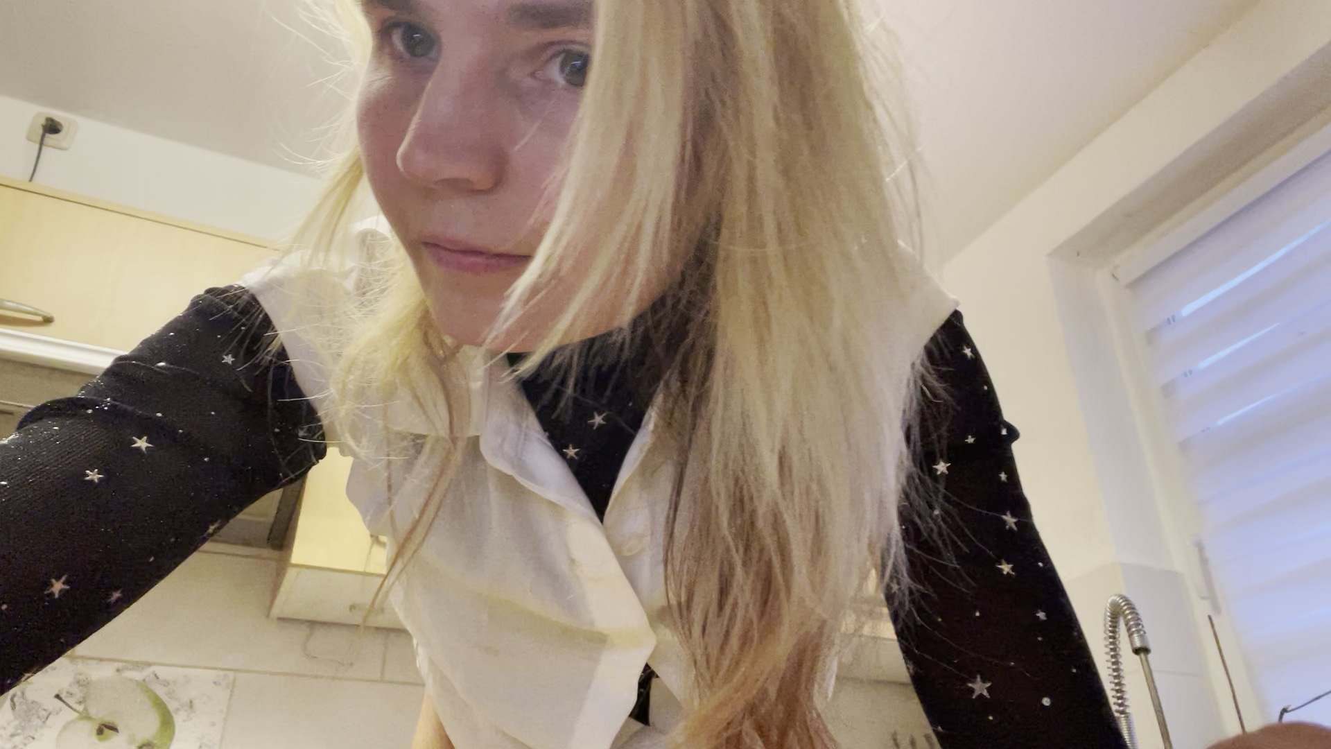 deine stark behaarte Pussy, ein wildes, einladendes Geheimnis. Die dichten, dunklen Locken rahmen sie ein wie ein üppiger Garten im Sommer, weich und verlockend, mit einem Hauch von Wildheit, der die Fantasie anregt.