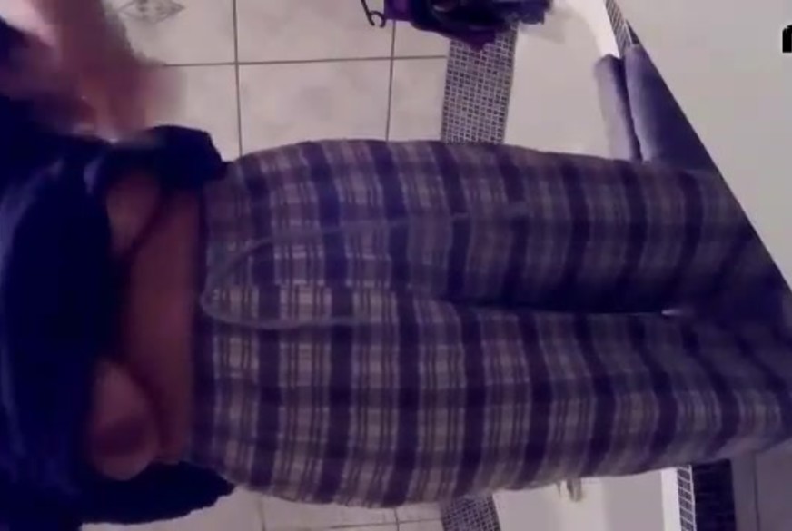 Hot-P***y66: M****i wird Rasiert