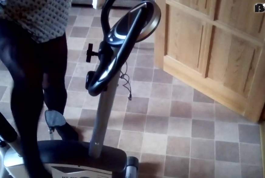 Hot-P***y66: FSH auf dem Trimmrad