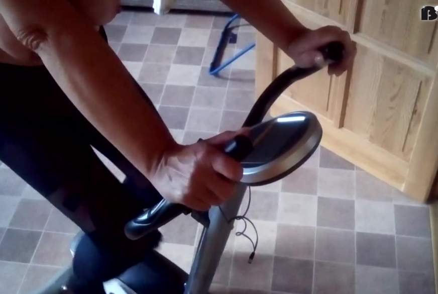 Hot-P***y66: FSH auf dem Trimmrad