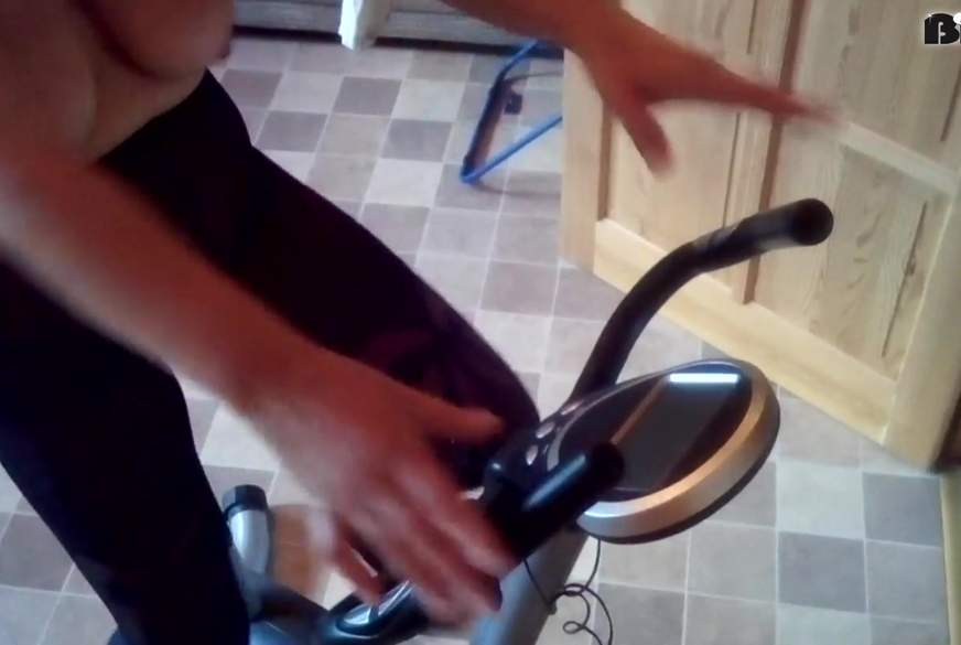 Hot-P***y66: FSH auf dem Trimmrad