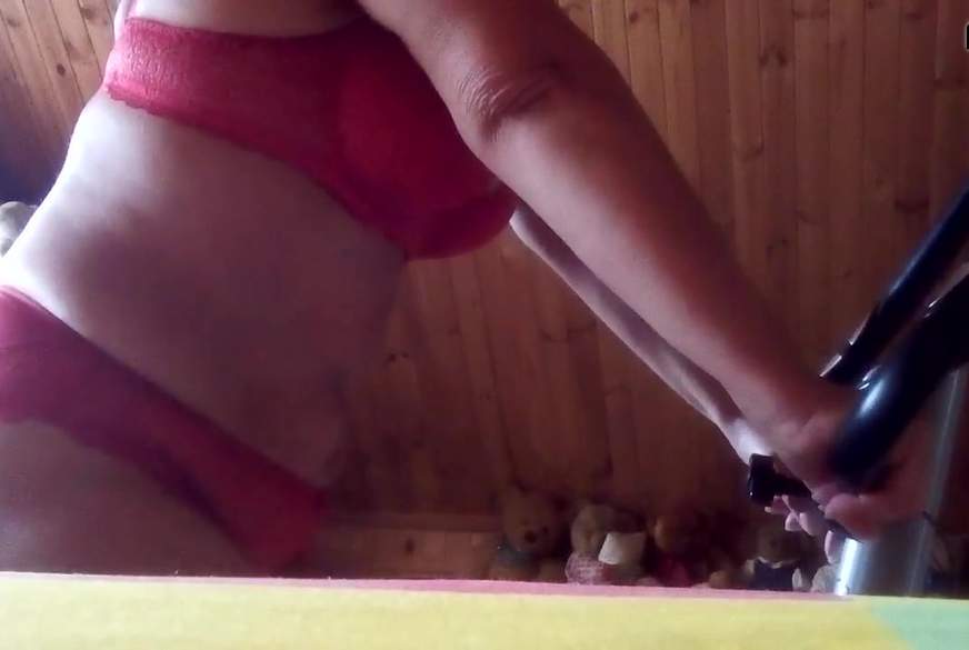 Hot-P***y66: Sexy rote Dessous auf dem Trimrad