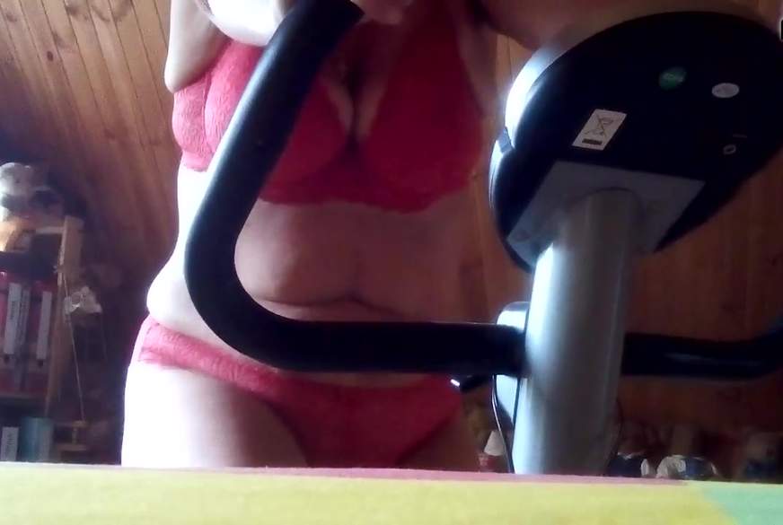 Hot-P***y66: Sexy rote Dessous auf dem Trimrad