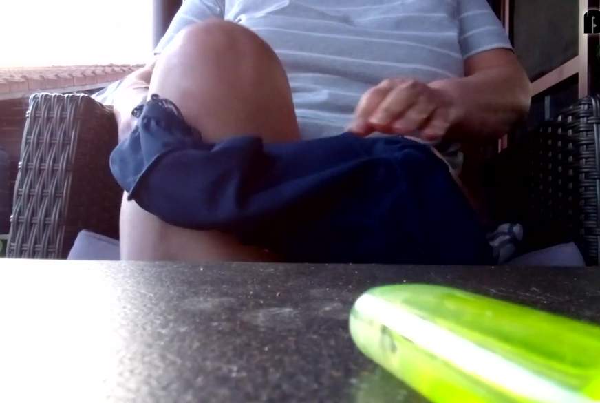 Hot-P***y66: Halbnackte Rasur der Beine