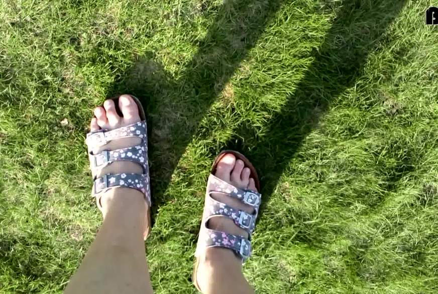 Hot-P***y66: Barfuß in Latschen