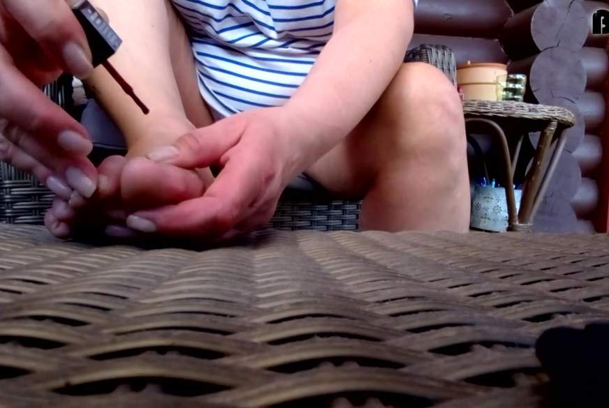 Hot-P***y66: Outdoor - Zehnägel lackieren