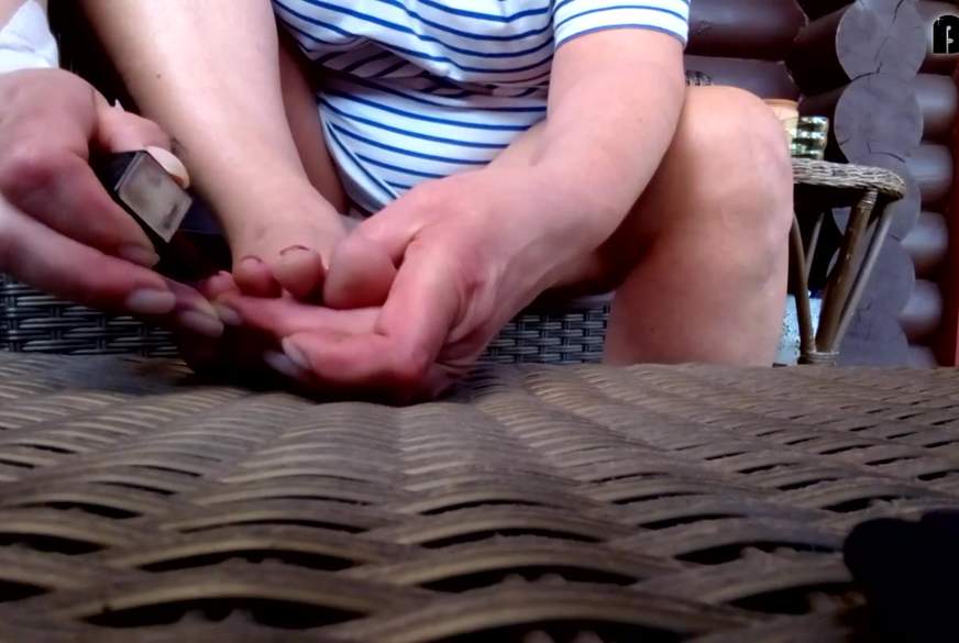 Hot-P***y66: Outdoor - Zehnägel lackieren