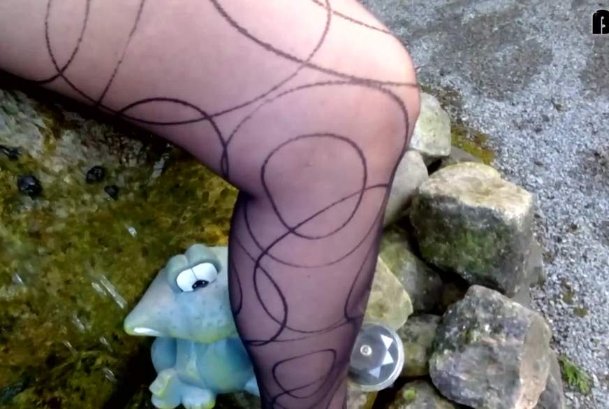 Hot-P***y66: Sexy Strumpfhose im Garten