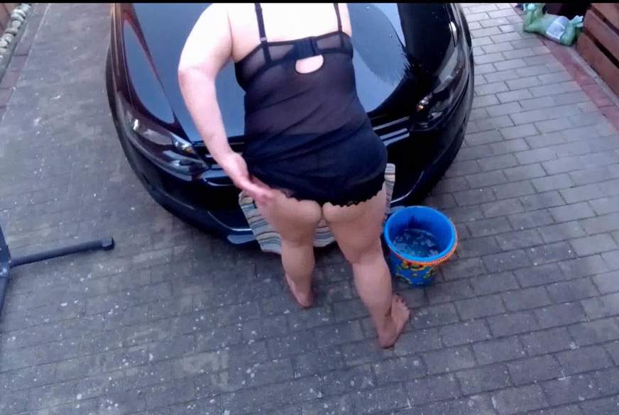 Hot-P***y66: Auto Waschen in Sexy Dessous
