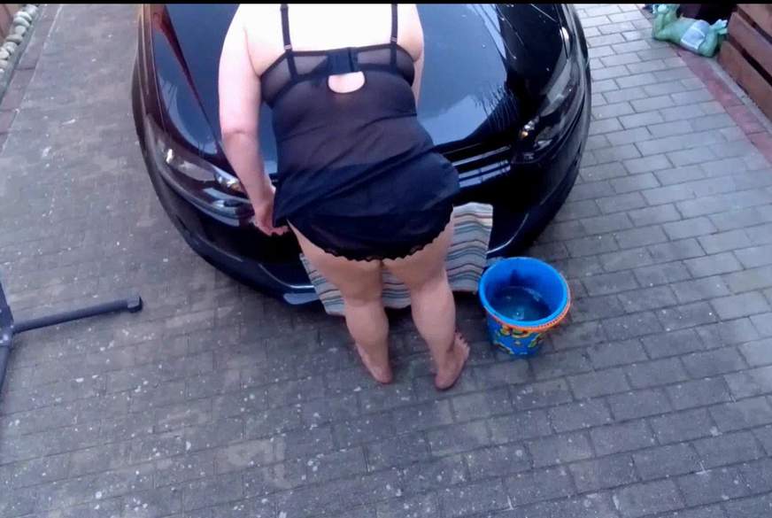 Hot-P***y66: Auto Waschen in Sexy Dessous