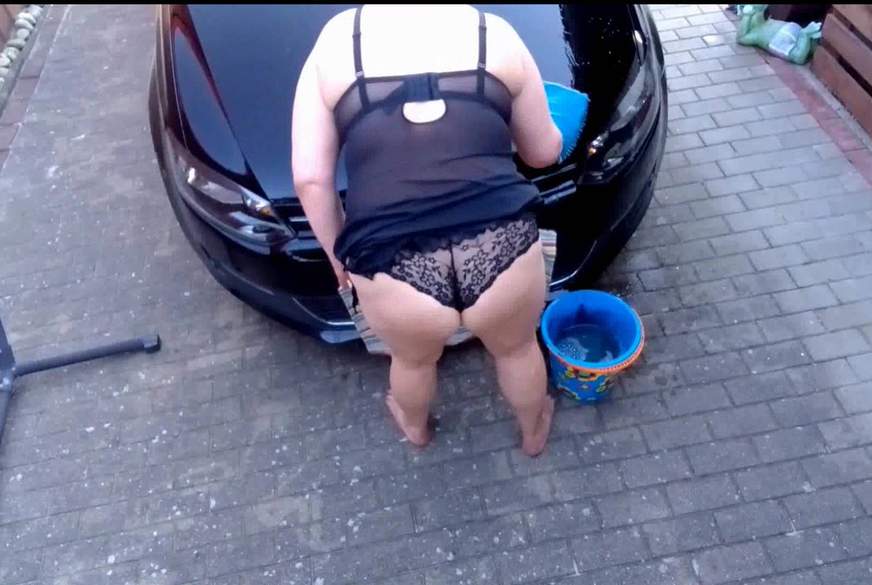 Hot-P***y66: Auto Waschen in Sexy Dessous