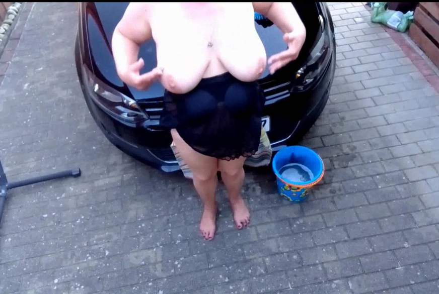 Hot-P***y66: Auto Waschen in Sexy Dessous