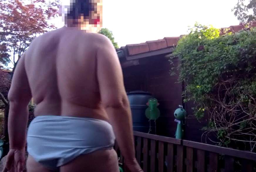 Hot-P***y66: Sexy meine Blumen gießen