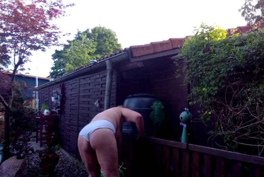 Hot-P***y66: Sexy meine Blumen gießen