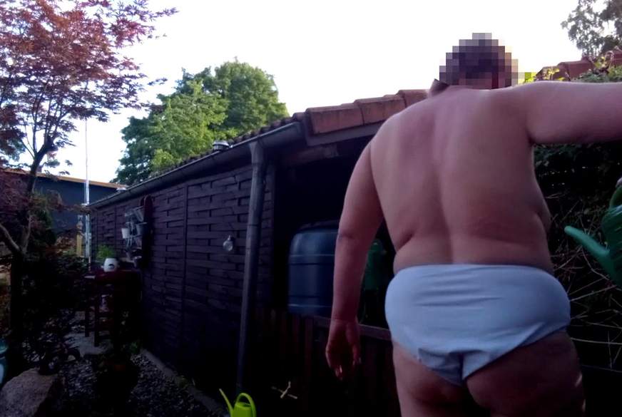 Hot-P***y66: Sexy meine Blumen gießen