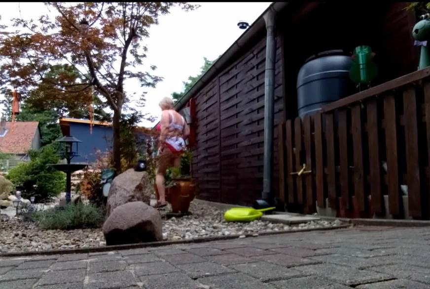 Hot-P***y66: Neue Unterwäsche im Garten