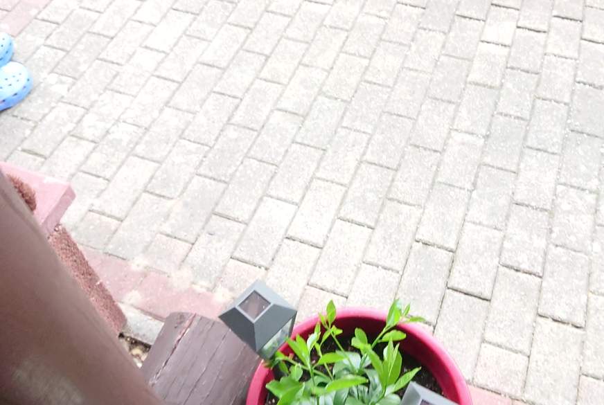 Hot-P***y66: Outdoor Fußpflege am linken Fuss