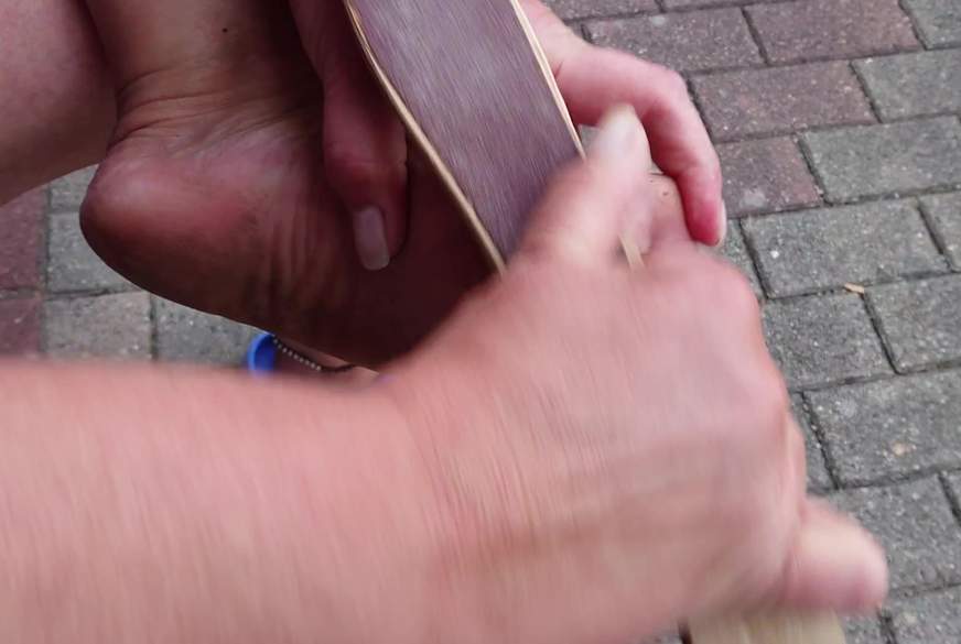 Hot-P***y66: Outdoor Fußpflege am linken Fuss