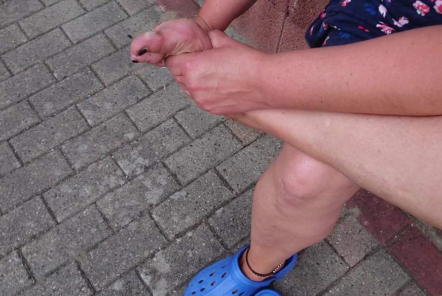 Hot-P***y66: Outdoor Fußpflege am linken Fuss