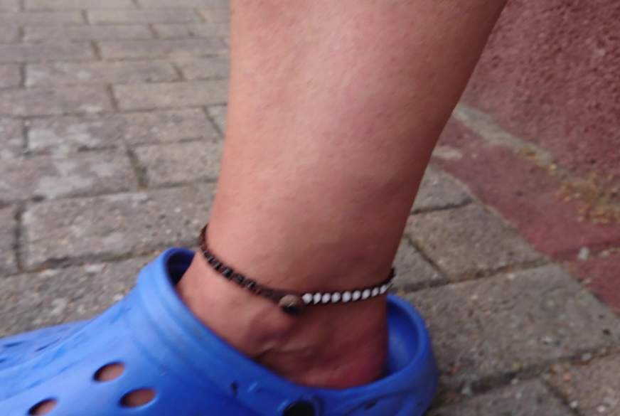Hot-P***y66: Outdoor Fußpflege am linken Fuss