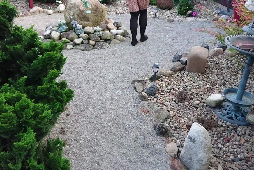 Hot-P***y66: Outdoor Strumpfhose P****n im Garten