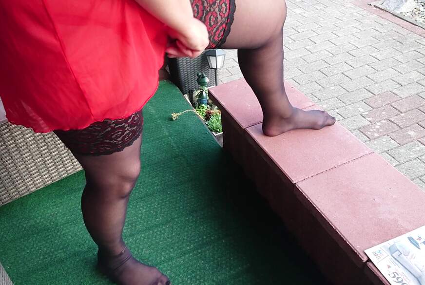 Hot-P***y66: Rote Dessous im Garten