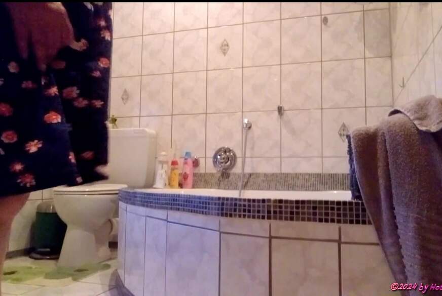 Hot-P***y66: Abduschen in der Badewanne