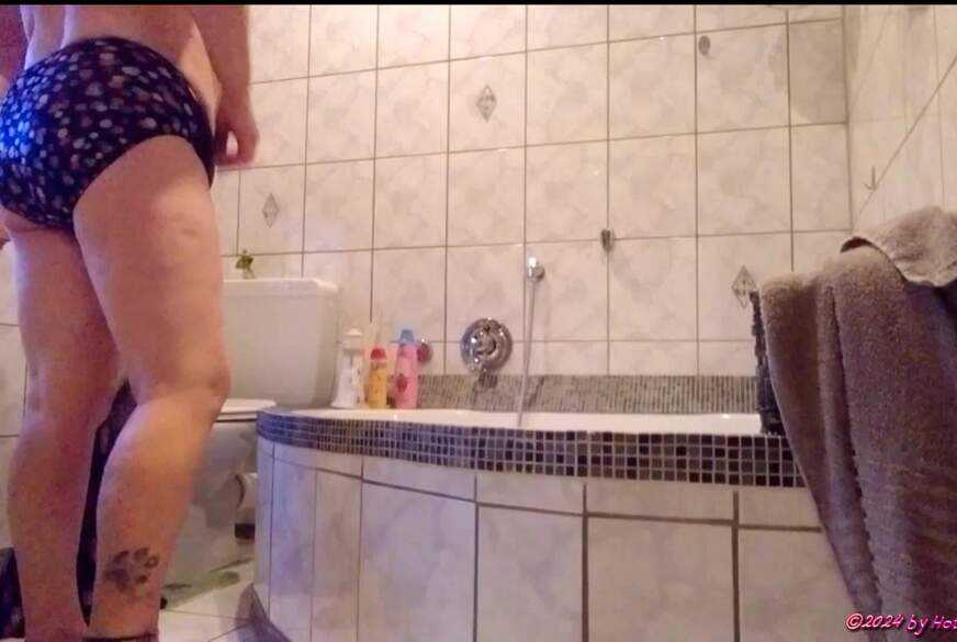 Hot-P***y66: Abduschen in der Badewanne