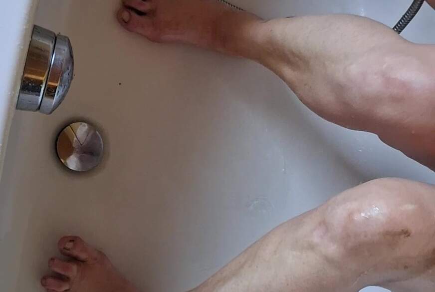 Hot-P***y66: D*****ge Füße in der Badewanne waschen