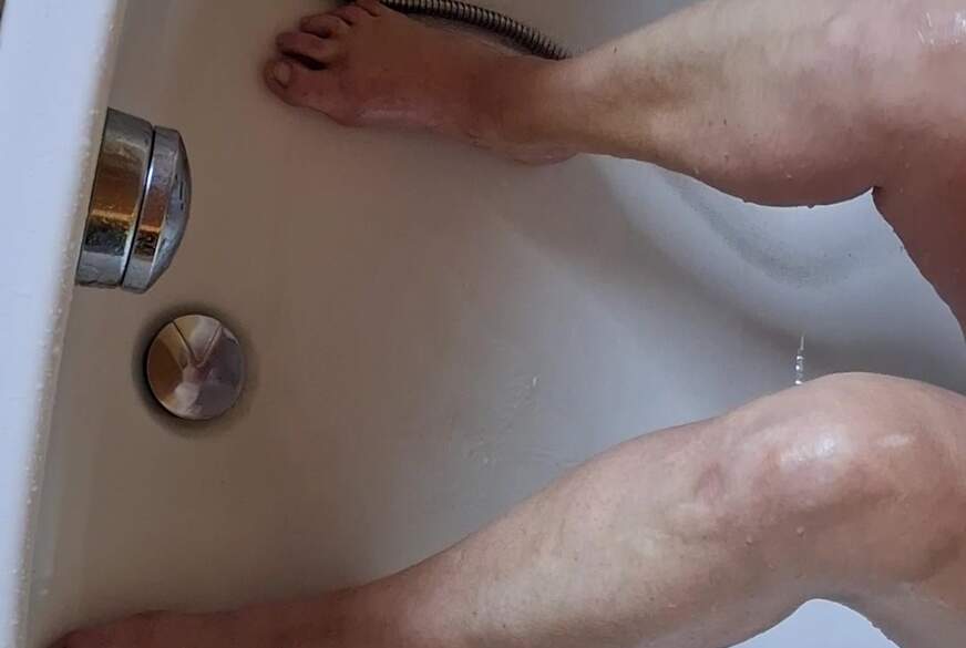 Hot-P***y66: D*****ge Füße in der Badewanne waschen