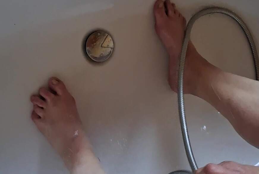 Hot-P***y66: D*****ge Füße in der Badewanne waschen
